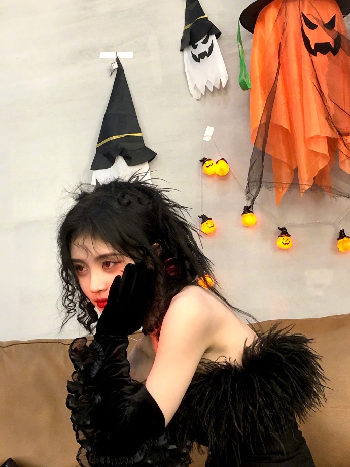 组图:鞠婧祎晒皇冠造型大片 穿黑色羽毛抹胸裙秀肩颈线条