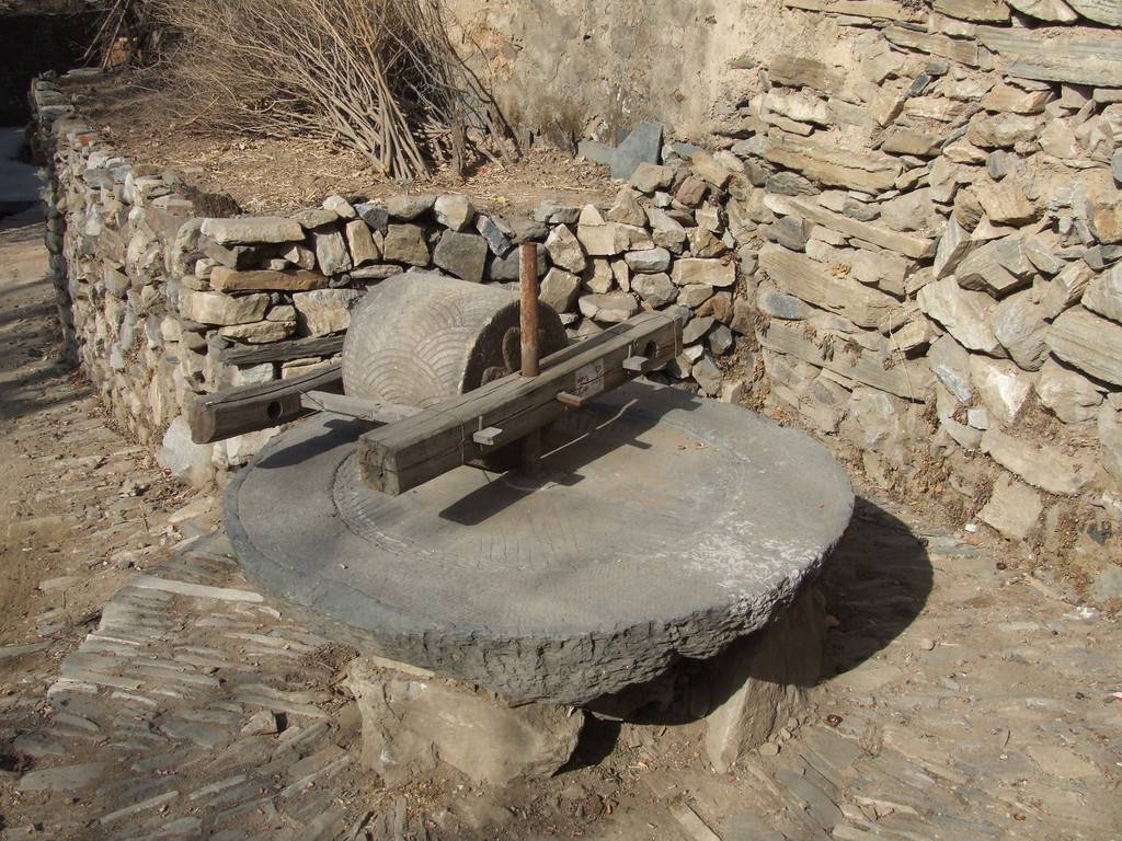 北京房山水峪村上百套明清老宅院 陈列128盘石碾