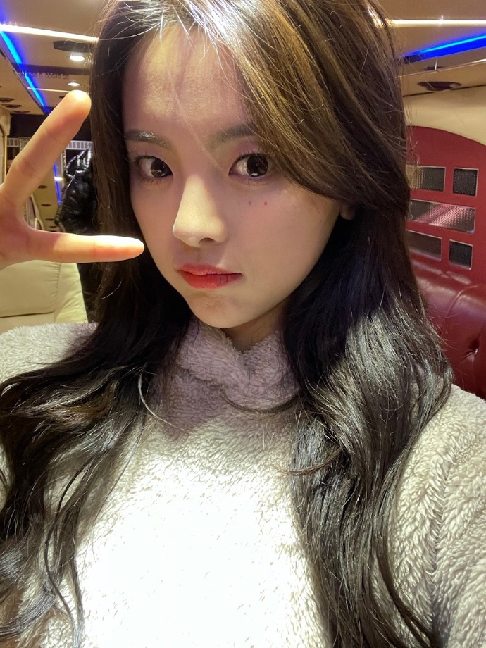 组图:杨超越穿居家服晒美照 手抱草莓嘟嘴卖萌娇俏可爱