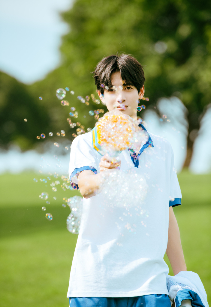 甘望星蓝白校服造型示范夏日减龄穿搭 变身帅气校草青春帅气无敌