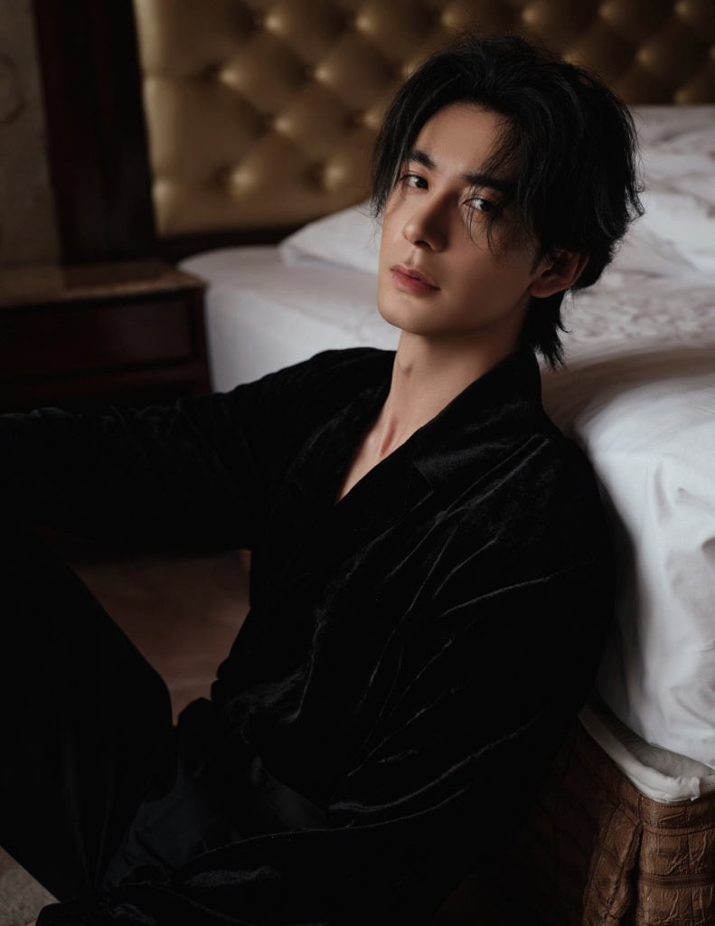 陈星旭黑色丝绒西装造型写真 儒雅帅气似忧郁王子