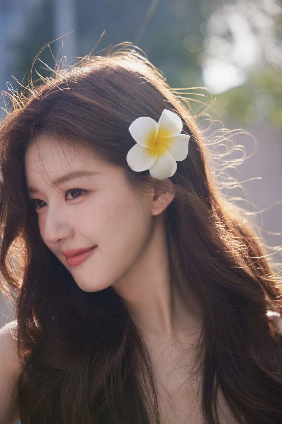 组图:赵露思七夕库存美照氛围感十足 头戴鸡蛋花笑容温柔甜美