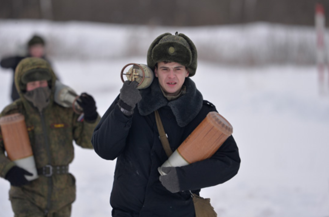 俄罗斯坦克兵,冬季在莫斯科地区的靶场进行实弹射击训练!