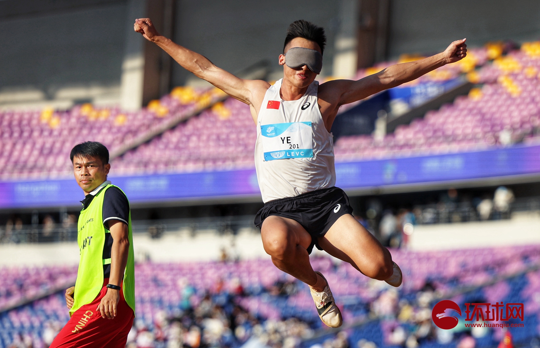 杭州亚残运会田径男子跳远t11决赛,中国选手邸东东夺冠,叶涛银牌