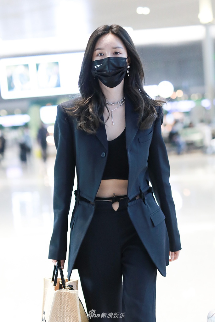 组图:沈梦辰西装搭配露脐装秀蛮腰 和粉丝聊天仰头笑亲和力满分