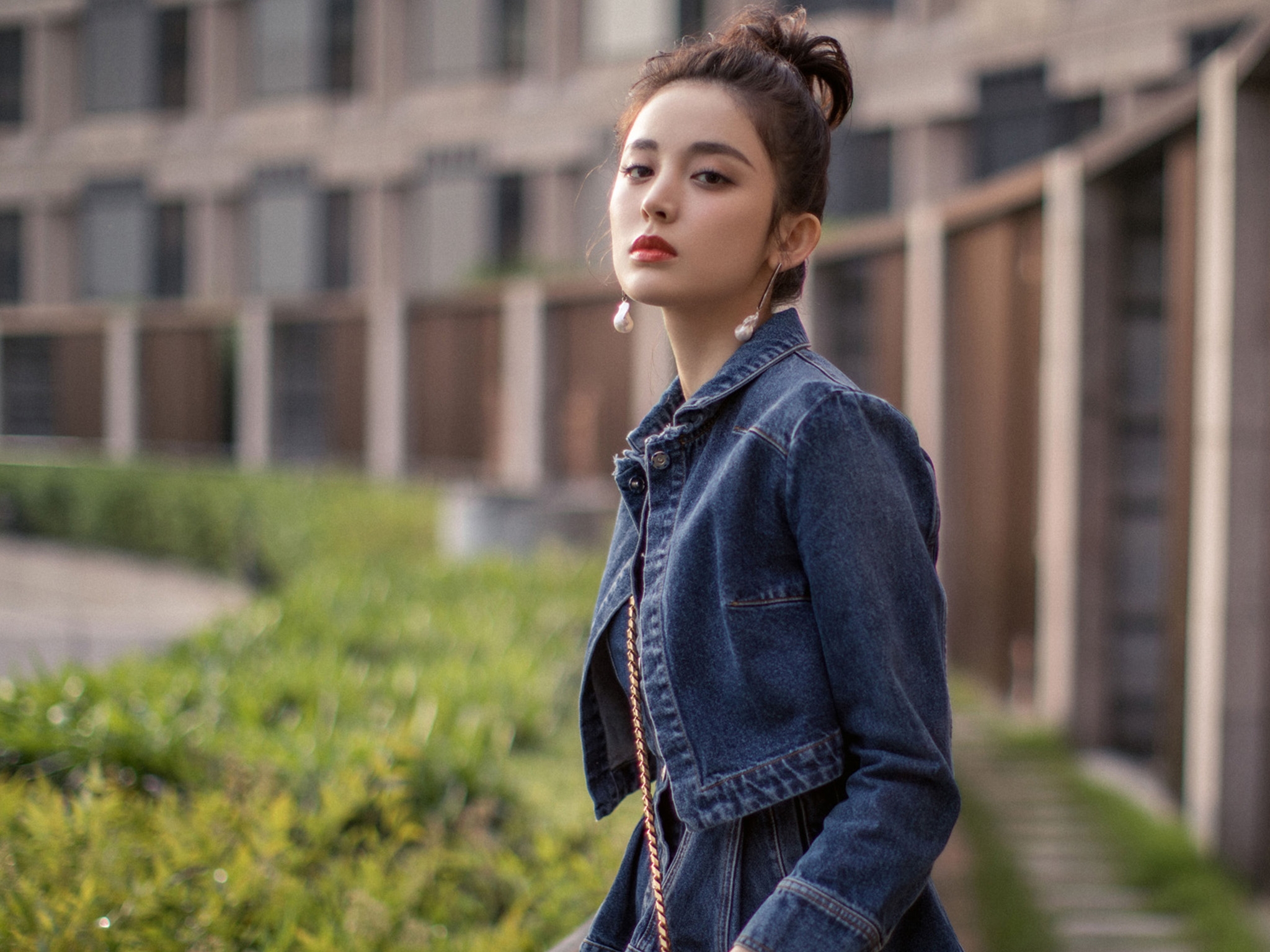 古力娜扎:蕾丝裙甜美性感,气质靓丽时尚照