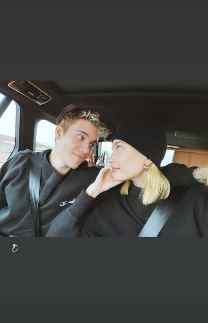 组图:贾斯汀比伯庆祝订婚两周年纪念日 甜蜜对视爱意满满