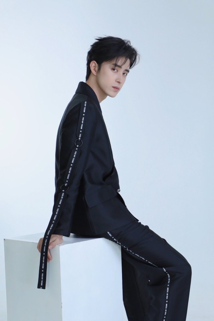 敖瑞鹏拍摄设计感西装造型写真 宣传新节目《为了我们的荣耀》