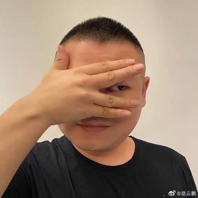 岳云鹏cos微信新表情 白眼裂开超形象