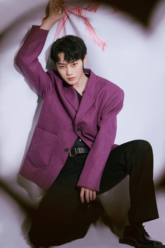 刘也发布《追光吧》总决赛写真 手拿彩色画笔艺术气息拉满