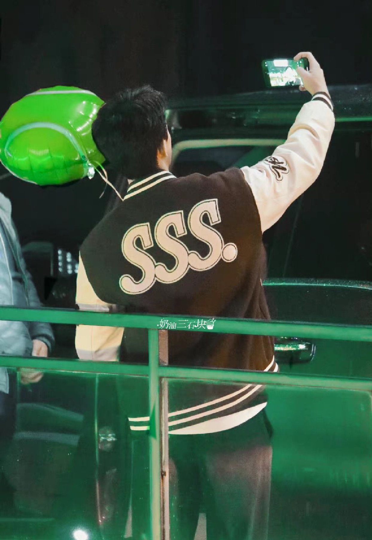 组图:双向奔赴!吴磊拿应援气球与粉丝合照 对粉丝喊话少年气十足