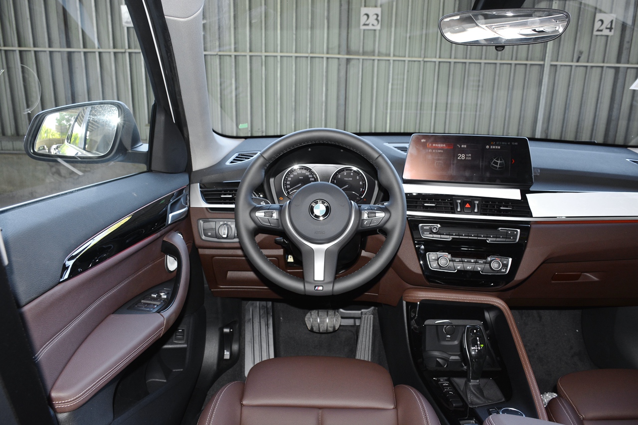 2021款宝马x1 1.5t自动sdrive20li尊享型