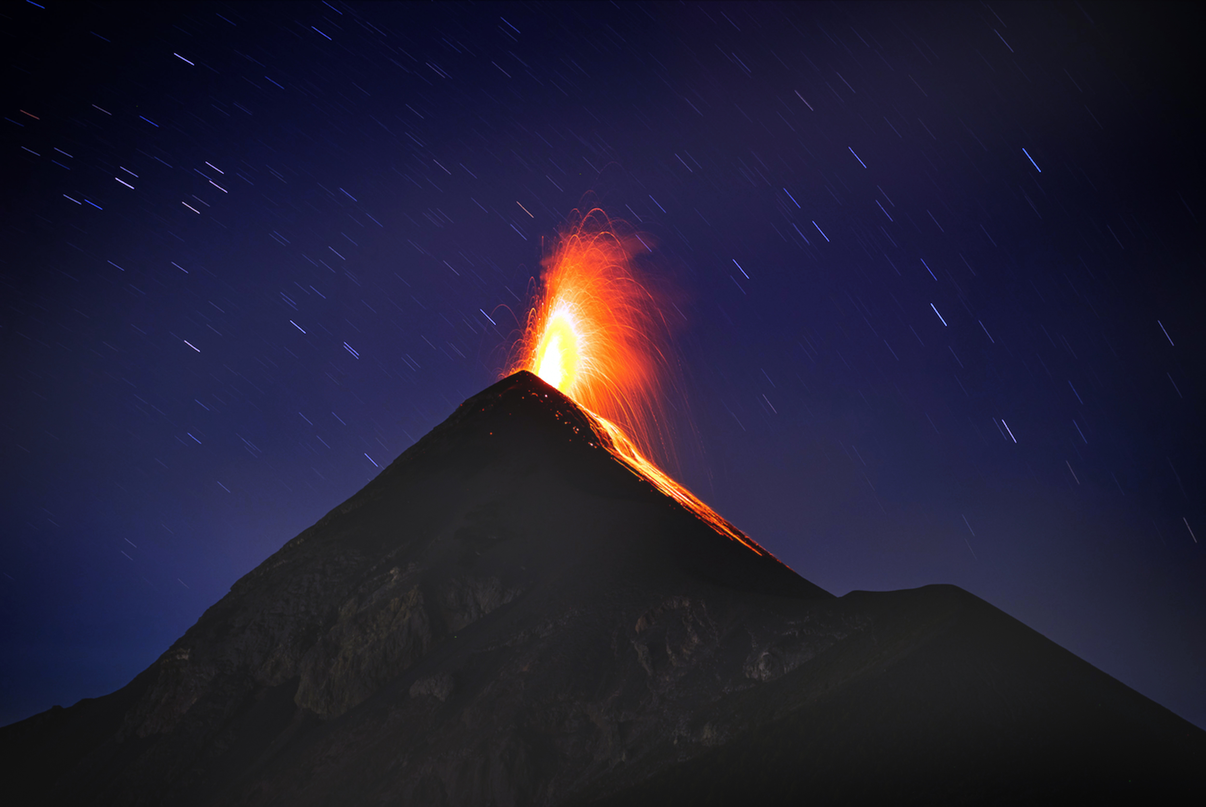 震撼!摄影师近距离拍摄富埃戈火山喷发瞬间