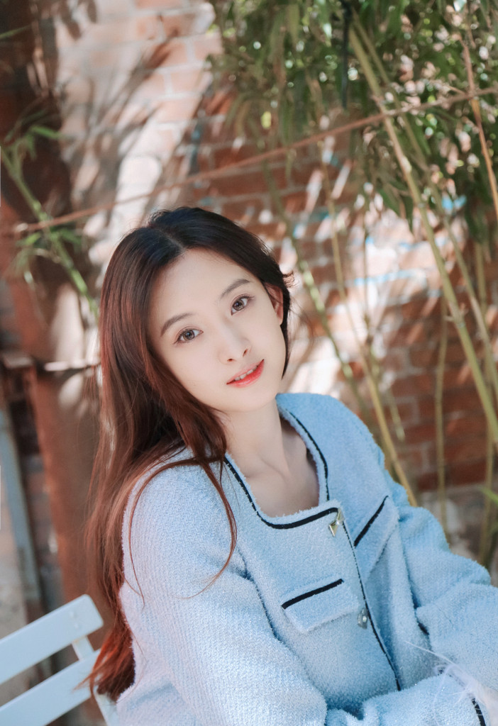 代文雯小香风造型秋日户外写真释出 清新柔美让人眼前一亮