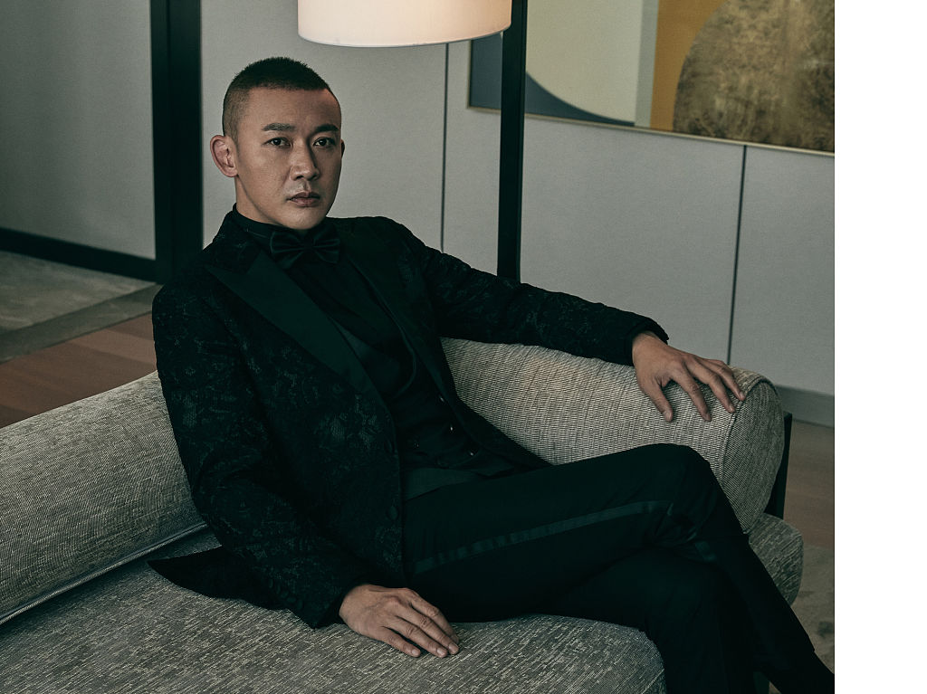 聂远参加国窖长沙站活动 拍摄一组绅士西装写真照