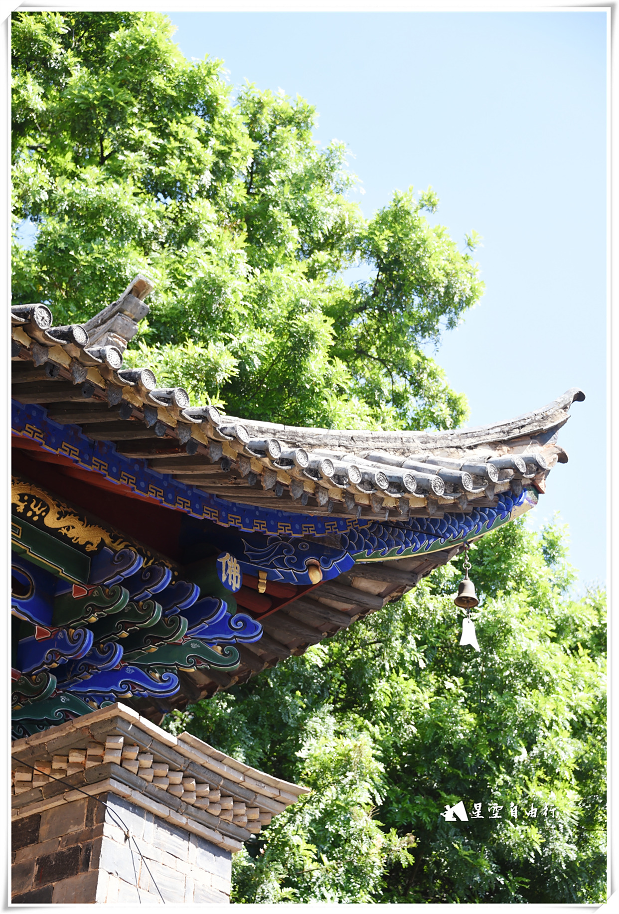 八百年历史,山上古木参天山下泉水叮咚,建水黄龙寺