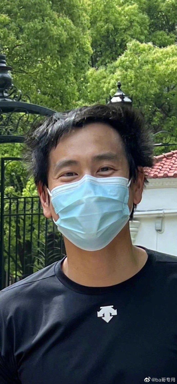 组图:结束隔离生活!彭于晏小区楼下散步被偶遇 与路人合影接地气