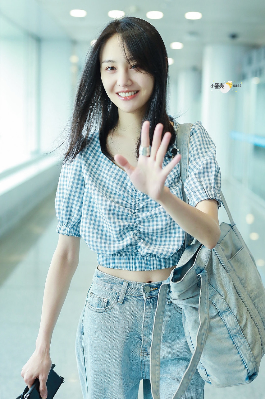 郑爽的蓝色系穿搭,好看,但是瘦得让人心疼