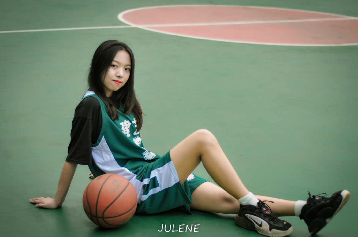 女孩摄影:在玩篮球