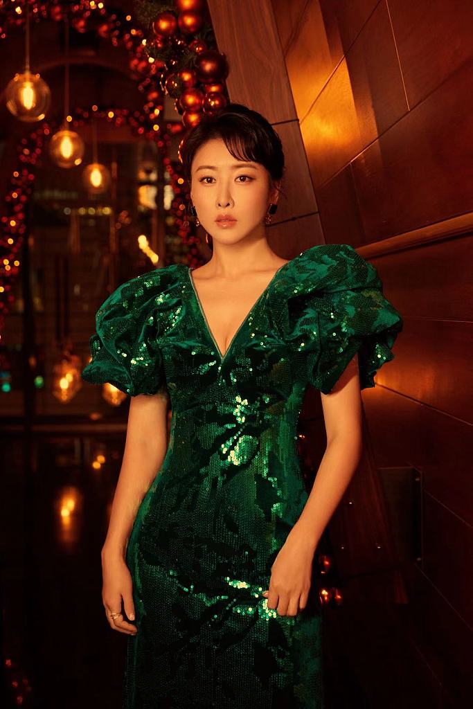 毛俊杰圣诞写真氛围浓郁 红唇港风电影质感拉满