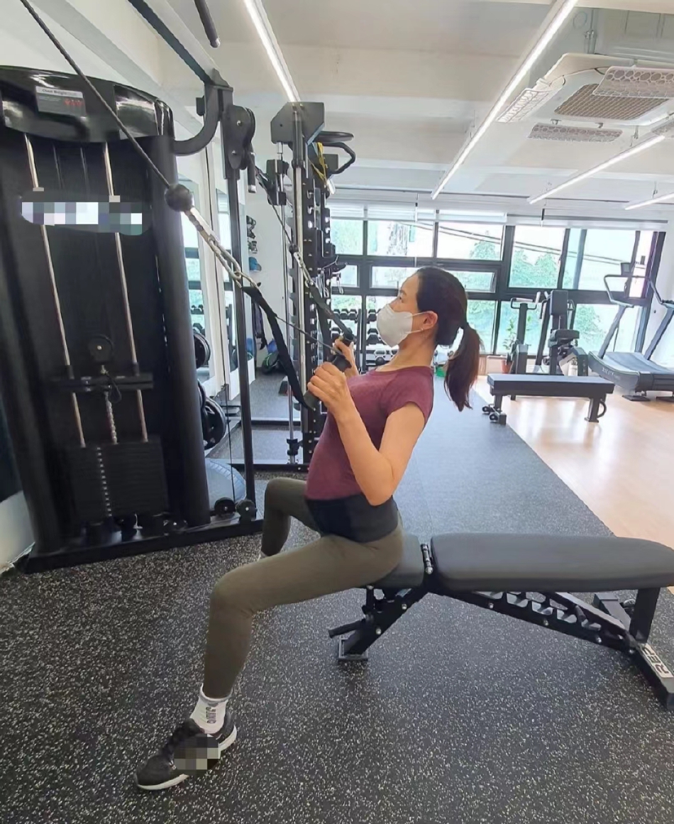 组图:李哈妮分享孕期健身照 怀孕35周坚持锻炼引网友惊叹