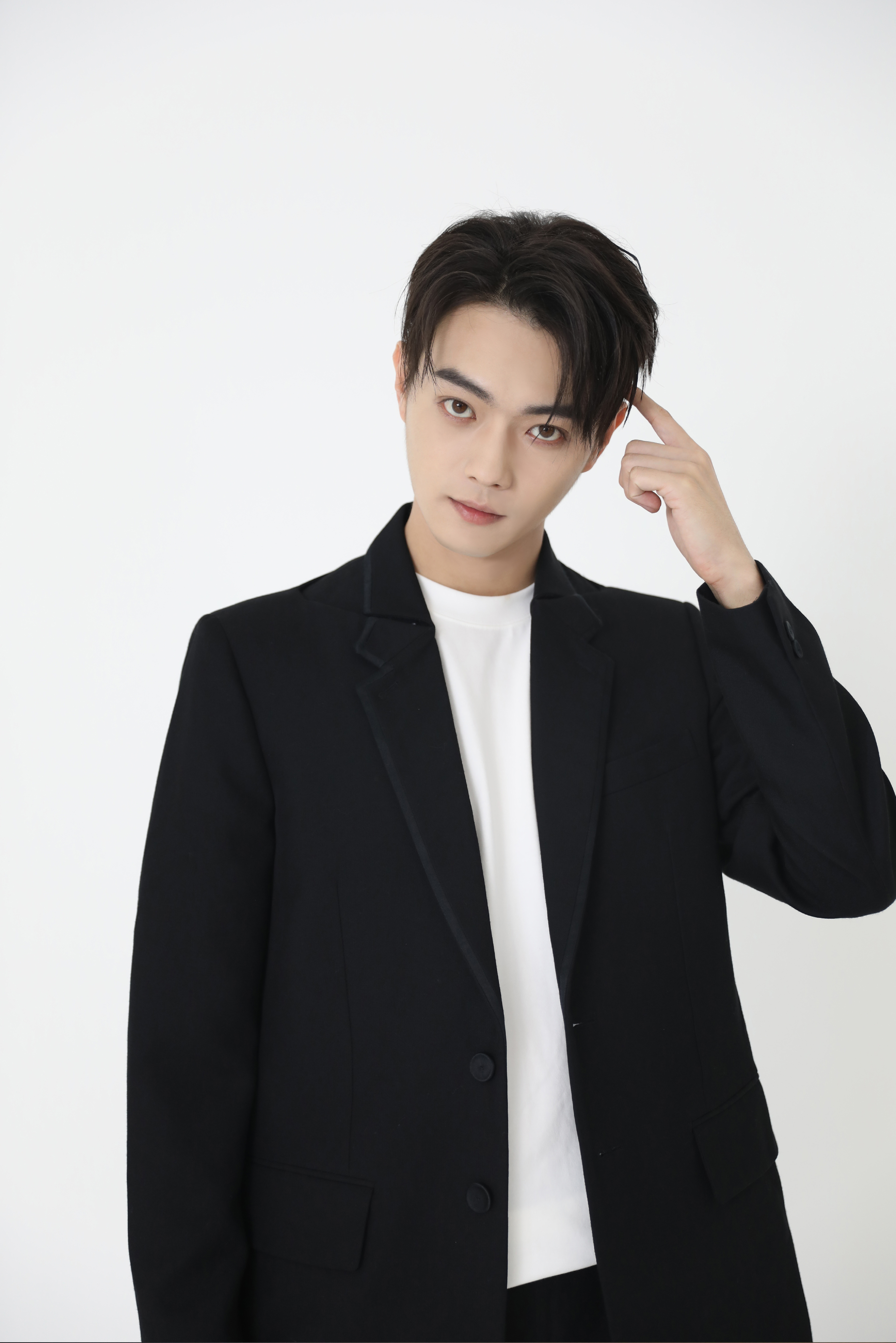 简简单单的搭配,许凯帅气加倍