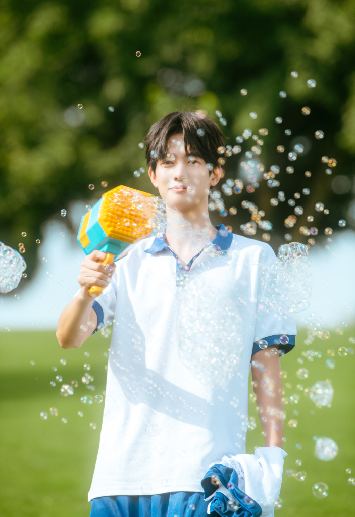 甘望星蓝白校服造型示范夏日减龄穿搭 变身帅气校草青春帅气无敌