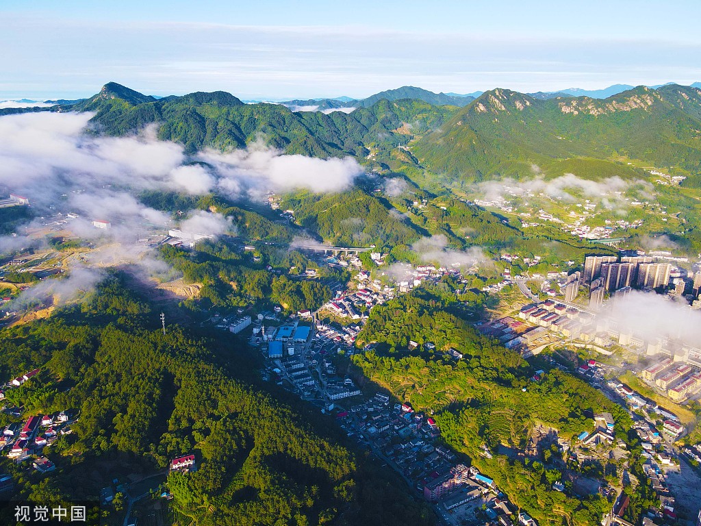 安徽安庆:雨后岳西县城云雾蒸腾 绿水青山尽收眼底