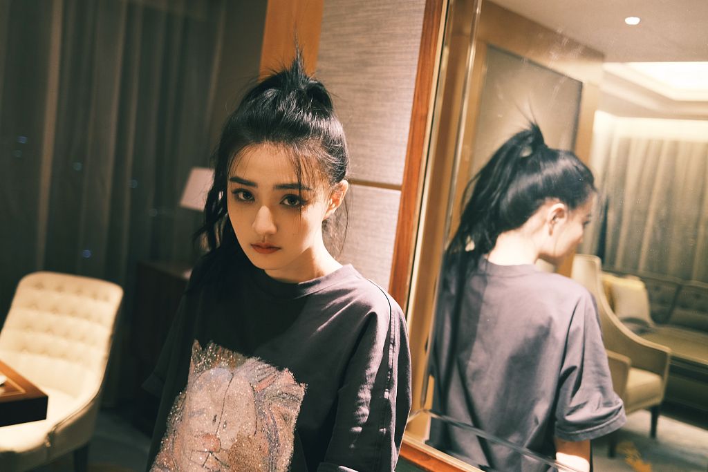 徐璐暗黑系少女写真氛围感拉满 高扎马尾辫勾勒优越侧脸