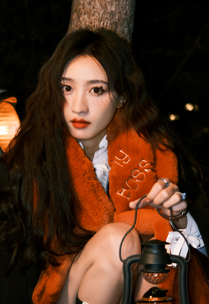 黄婷婷万圣节游乐园写真 穿魔法袍出镜变美魔女