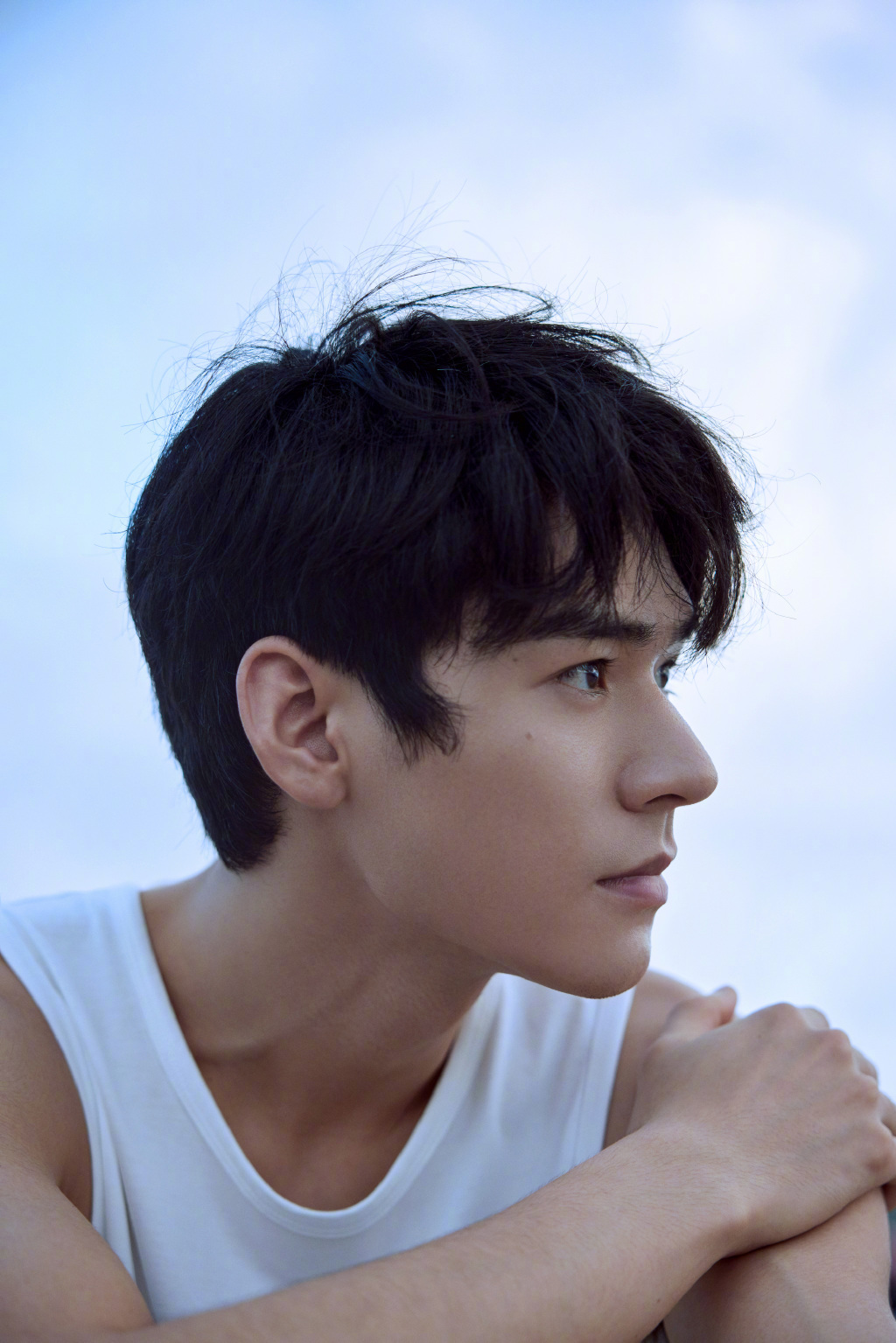 龚俊夏日清爽海边随拍,白背心,牛仔裤,恰好的肌肉线条