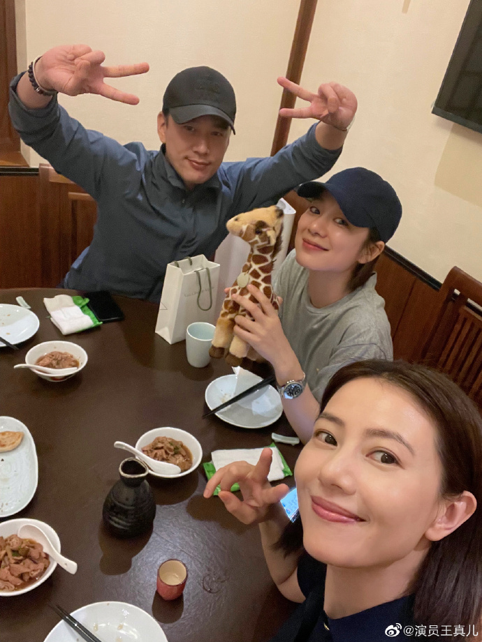 组图:王真儿晒和高圆圆王耀庆合照 三人聚餐逛街关系融洽