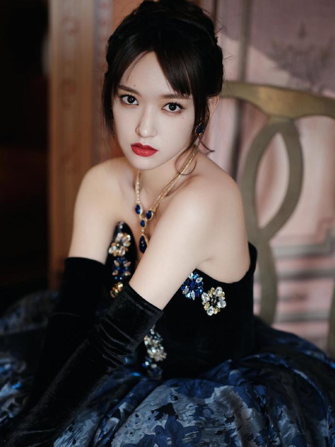 程潇,一袭礼服惹人爱,超赞身材赛柳岩