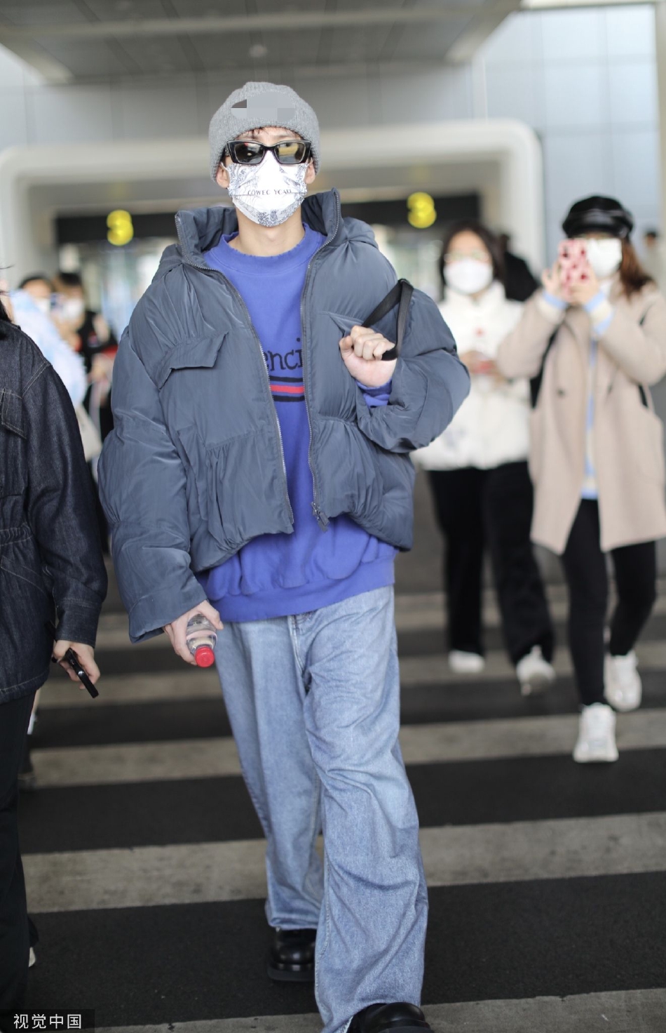 组图:檀健次蓝色系穿搭现身机场 毛线帽休闲保暖随性帅气