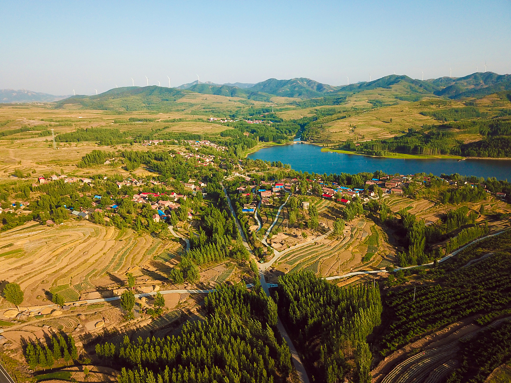 航拍山东日照五莲县梯田 色彩层叠宛如大地调色盘