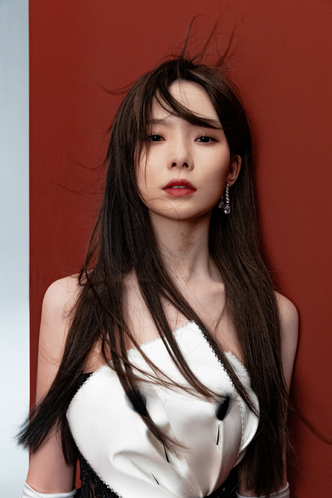 陈卓璇生日发布酷飒写真大片 穿荧光伞裙个性前卫