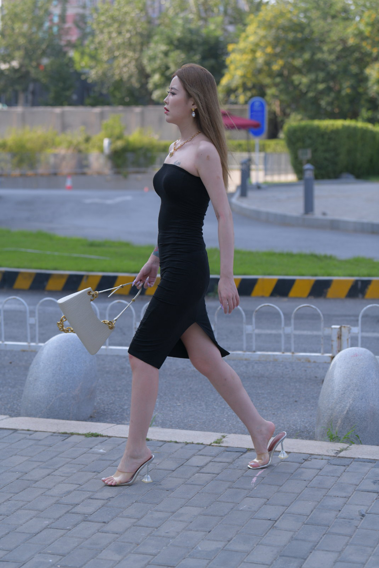 侧面曲线优雅的女人,哪个的打扮更让你更心动?