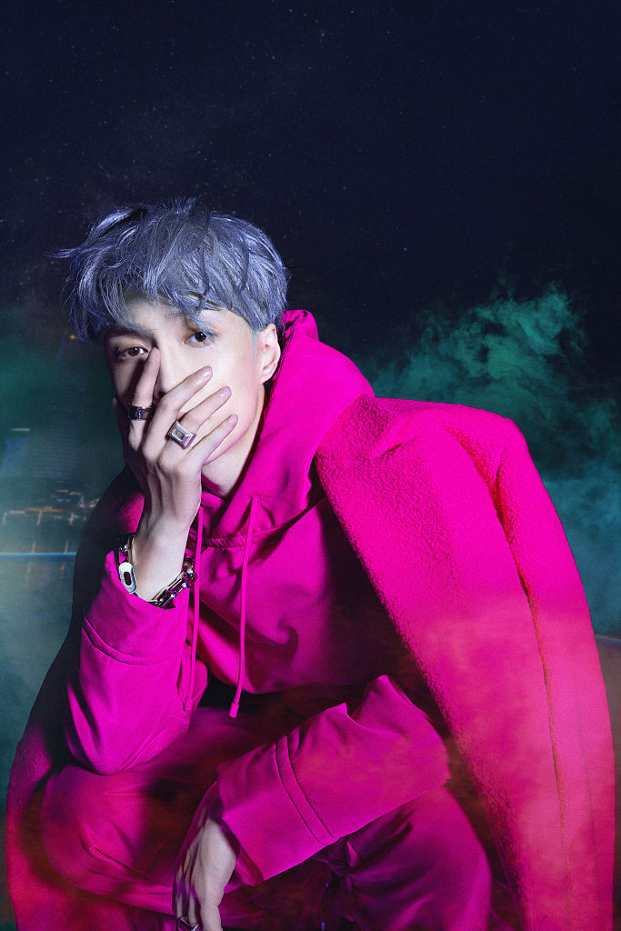 张艺兴大航海线上演唱会举行 发布紫发红衣海报氛围感拉满