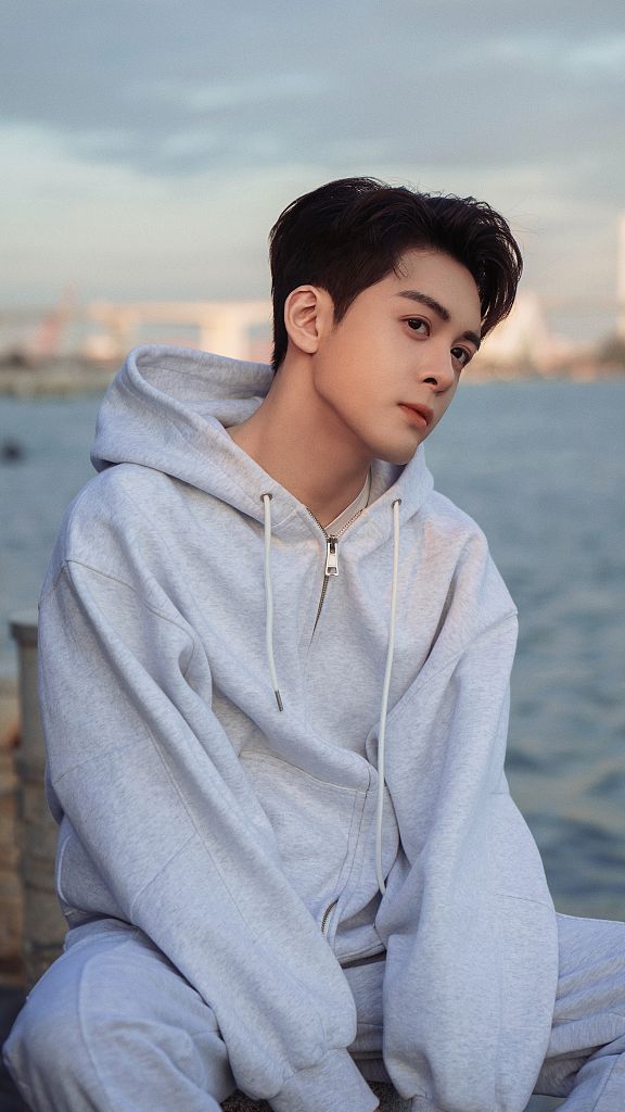 曾舜晞灰色帽衫运动裤 干净治愈氛围感十足