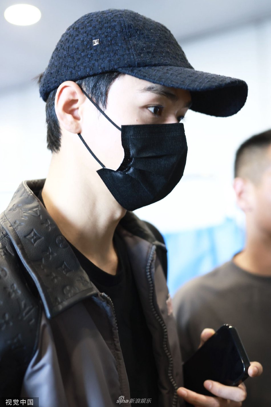 组图:龚俊结束巴黎时装周行程回国 棒球帽配夹克帅气俊朗