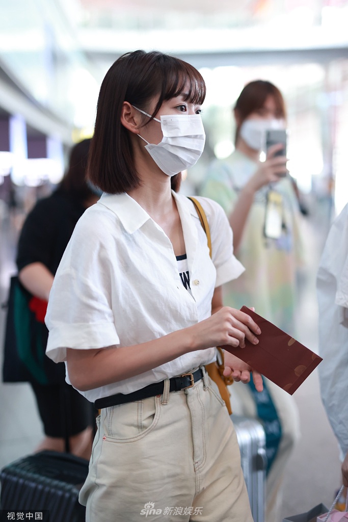 组图:段奥娟蓝色渐变长裤潮流有范 齐刘海短发清扬超养眼