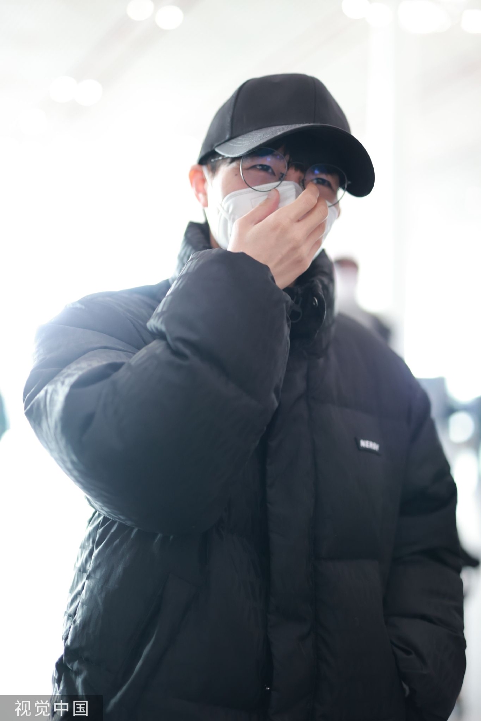 组图:周深贝雷帽羽绒服现身机场 和粉丝聊天好有亲和力