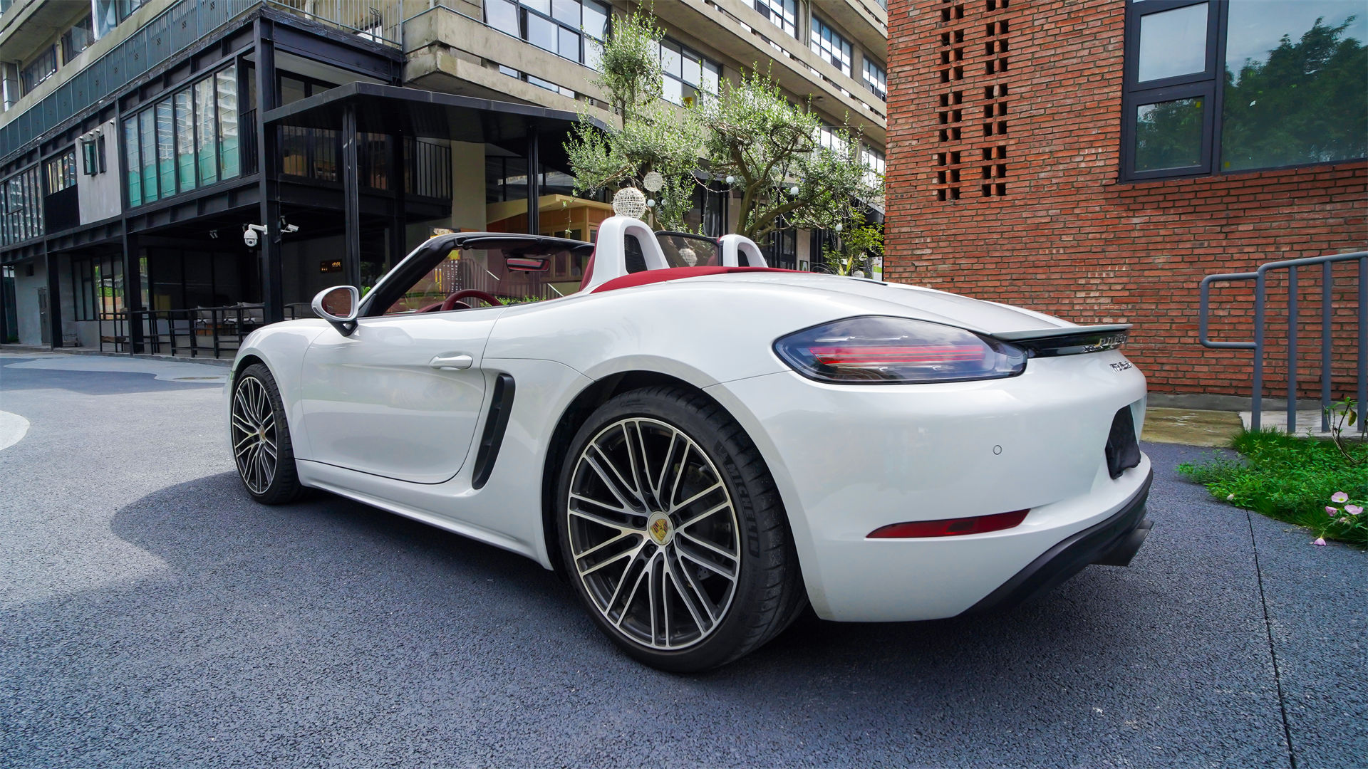 保时捷718敞篷版,21款新车,经典红白配色