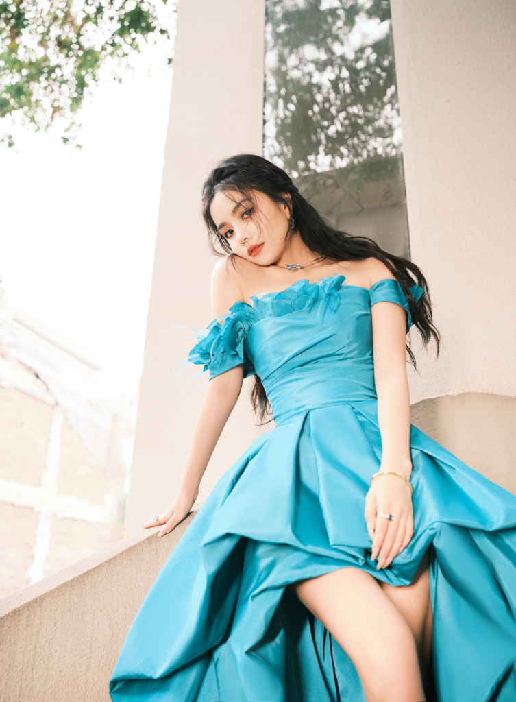 安崎蓝色公主裙写真释出 秀性感香肩长腿诱人