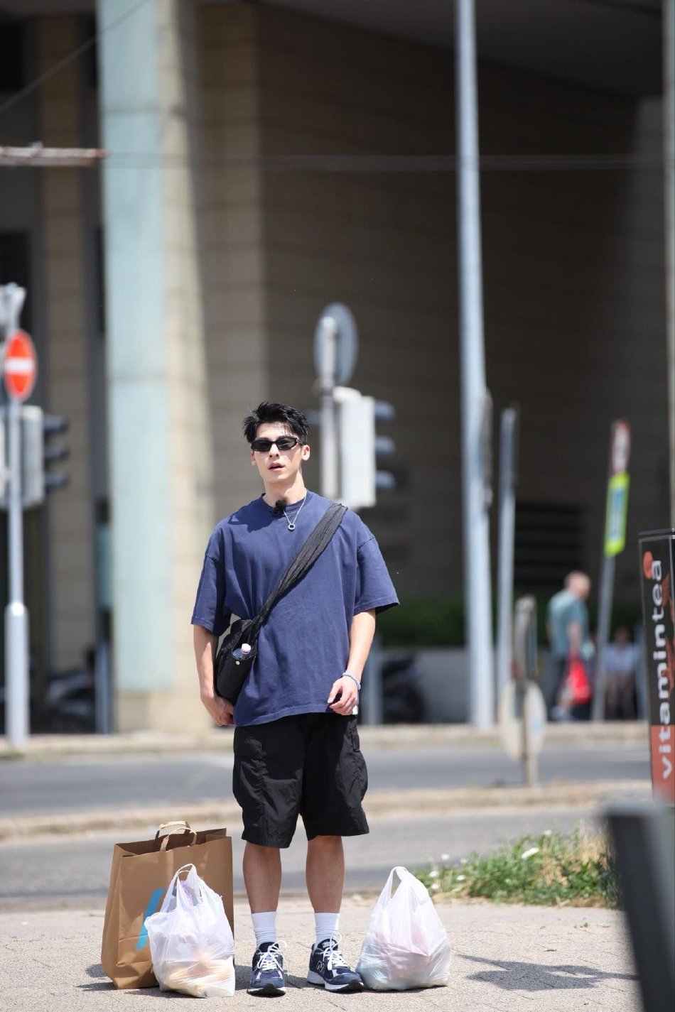 组图:许光汉中餐厅生图路透曝光 穿t恤戴墨镜帅气十足