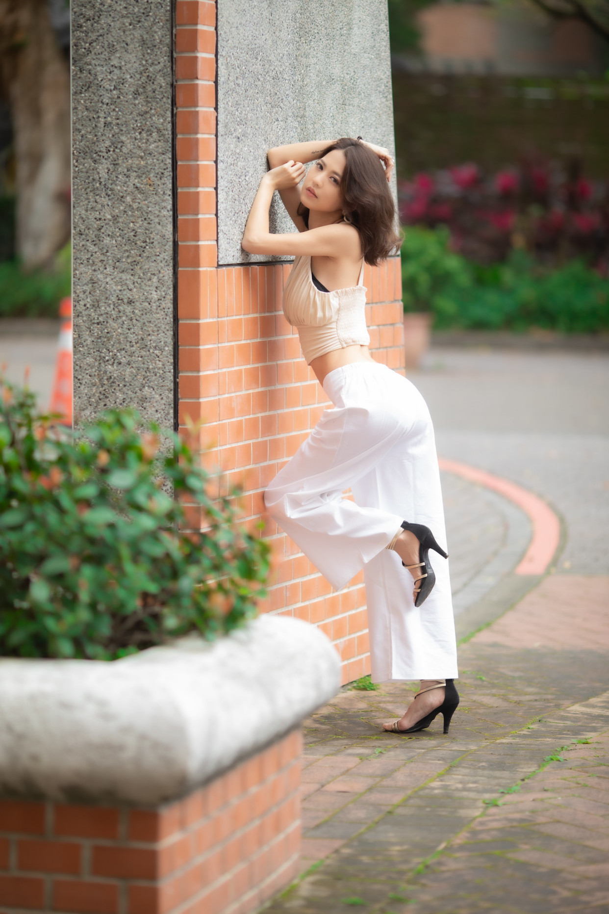 穿半身吊带背心搭配阔腿裤,显得非常风韵很有女人魅力