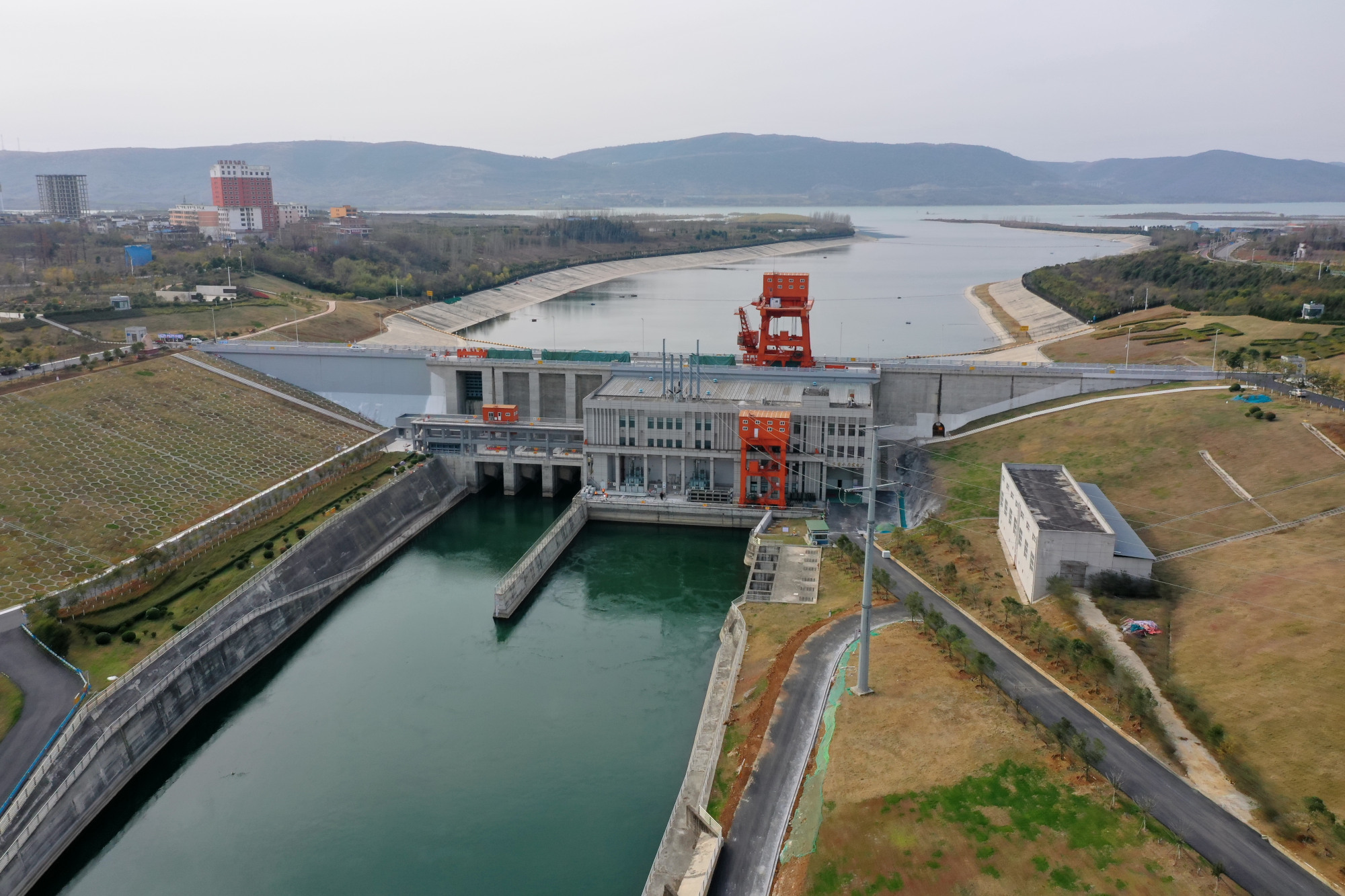 航拍南水北调中线工程渠首:一渠清水缓缓向北流