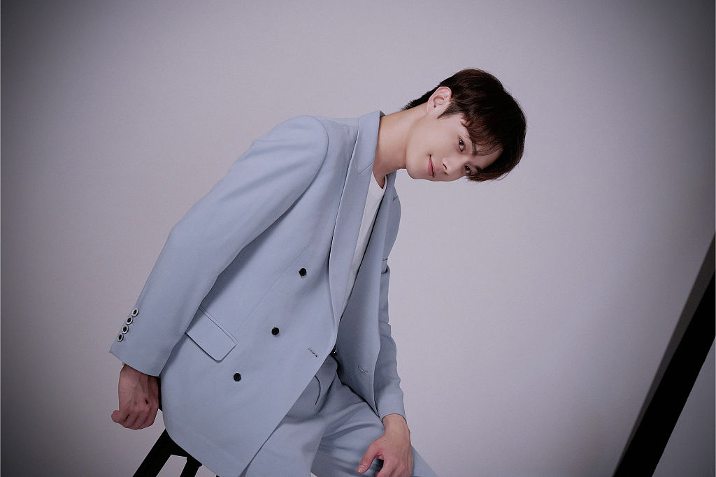 许凯蓝色西装造型清俊有型 侧颜能打展现超苏笑容