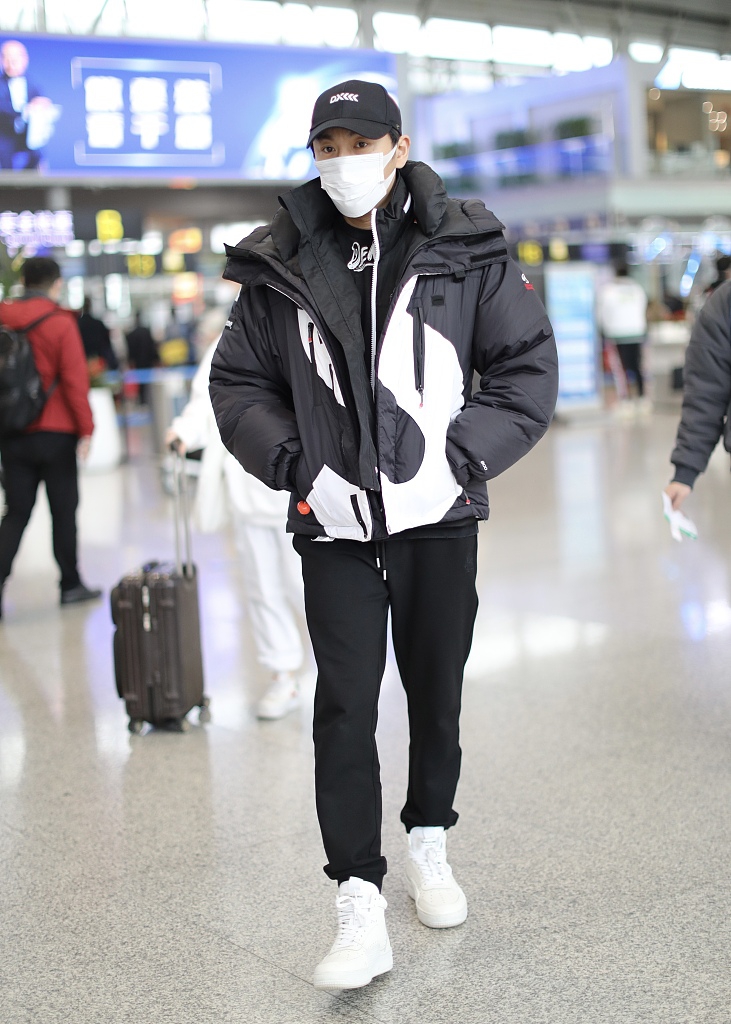 组图:秦昊主持完《浪姐》后现身机场 戴棒球帽一路疾走
