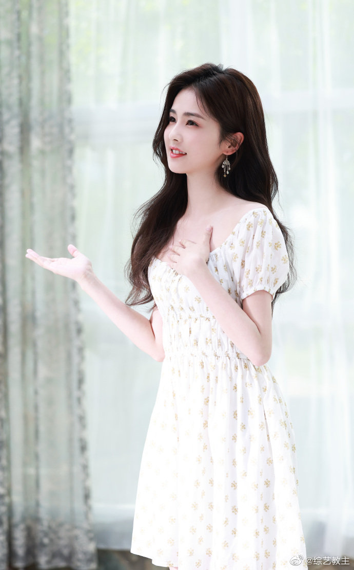 穿碎花裙的白鹿自带一种清新脱俗的气质